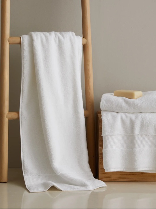 Quince Other - QUINCE Ultra Plush Cotton Bath Towel White 7569